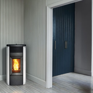 MCZ Musa CORE pelletskamin i modernt hem med Maestro+ teknologi och naturlig låga i stilren interiör